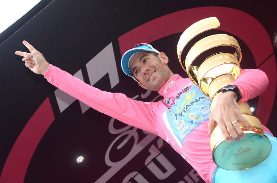 vincenzo-nibali-after-winning-2016-giro-ditalia-photo-credit-ansa-peri-di-meo-zennaro.jpg