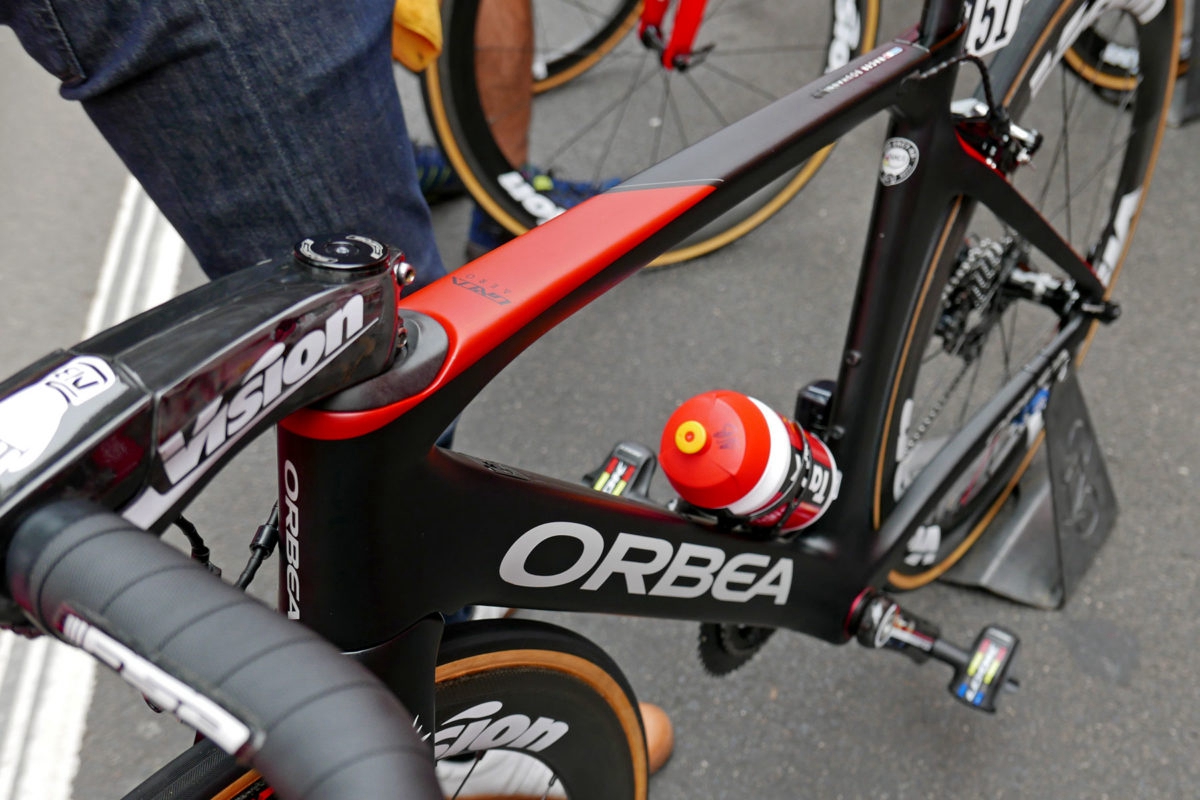 Orbea-Orca-Aero-OMR_carbon-aerodynamic-road-race-bike_Le-Tour-2017_Cofidis_10_non-driveside-spine.jpg