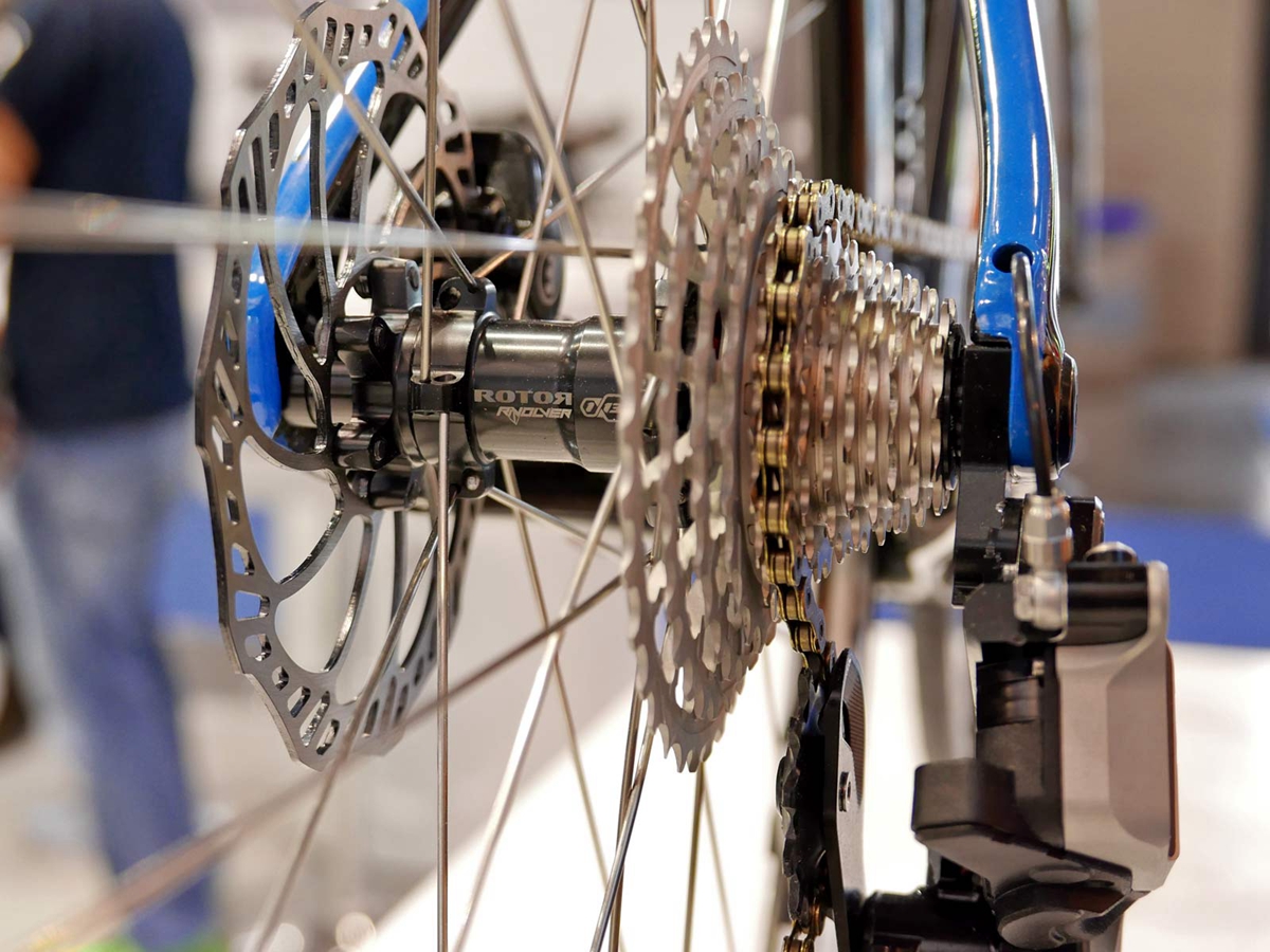 Rotor-1x13_13-speed-hydraulic-single-ring-road-gravel-cyclocross-mountain-bike-drivetrain_hub-and-cassette.jpg