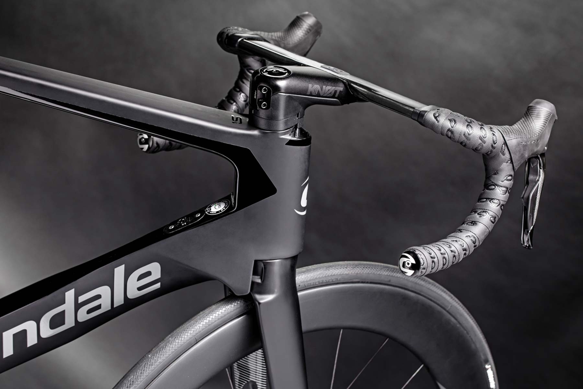 Cannondale-SystemSix_carbon-disc-brake-aero-road-bike-Faster-Everywhere_routing.jpg