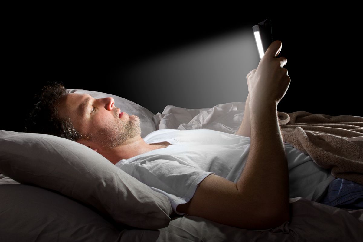 睡前刷手机让睡眠质量大打折扣