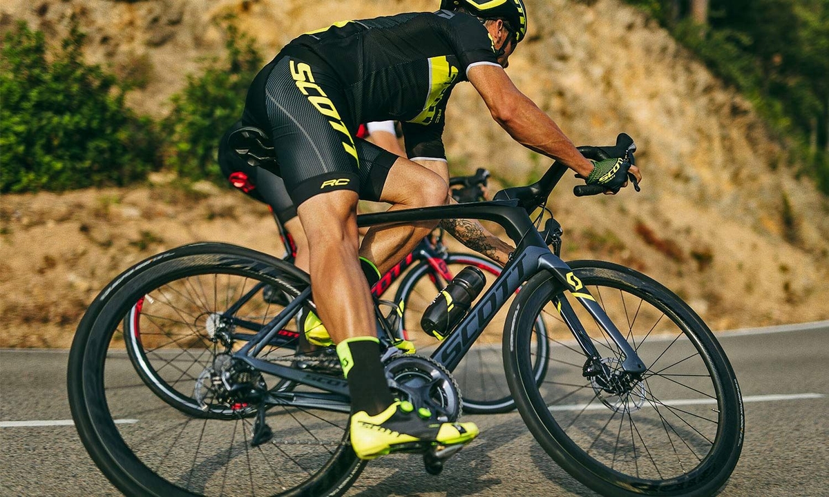 2018_Scott-Foil-Disc_lightweight-aero-carbon-disc-brake-road-bike_Foil-Premium-Disc_riding.jpg