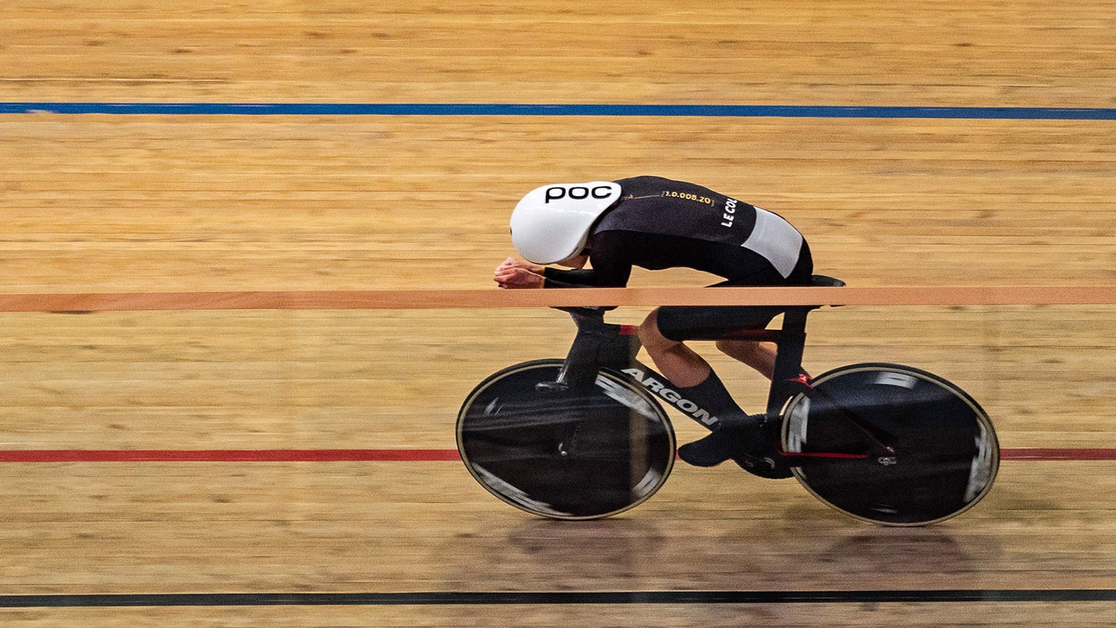 Joss-Lowden-Womens-Hour-Record-48405m-LeCol-Argon-18-Electron-Pro-custom-track-bike_photo-by-James-Huntly_blur.jpg