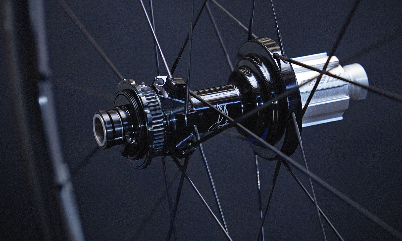 Campagnolo-Hyperon-lightweight-carbon-road-bike-wheels_rear-hub-detail.jpg