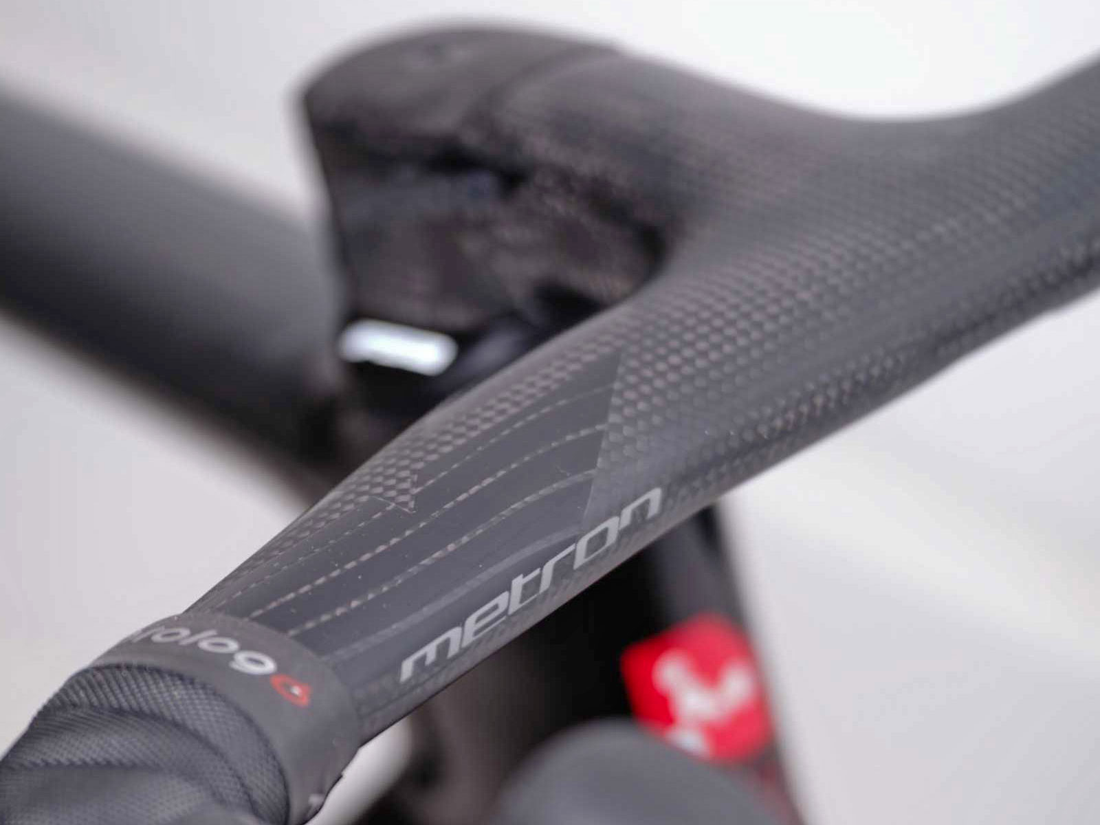 Vision-Metron-5D-EVO-integrated-carbon-road-cockpit-upgrade_3k-carbon-on-Argon18.jpg