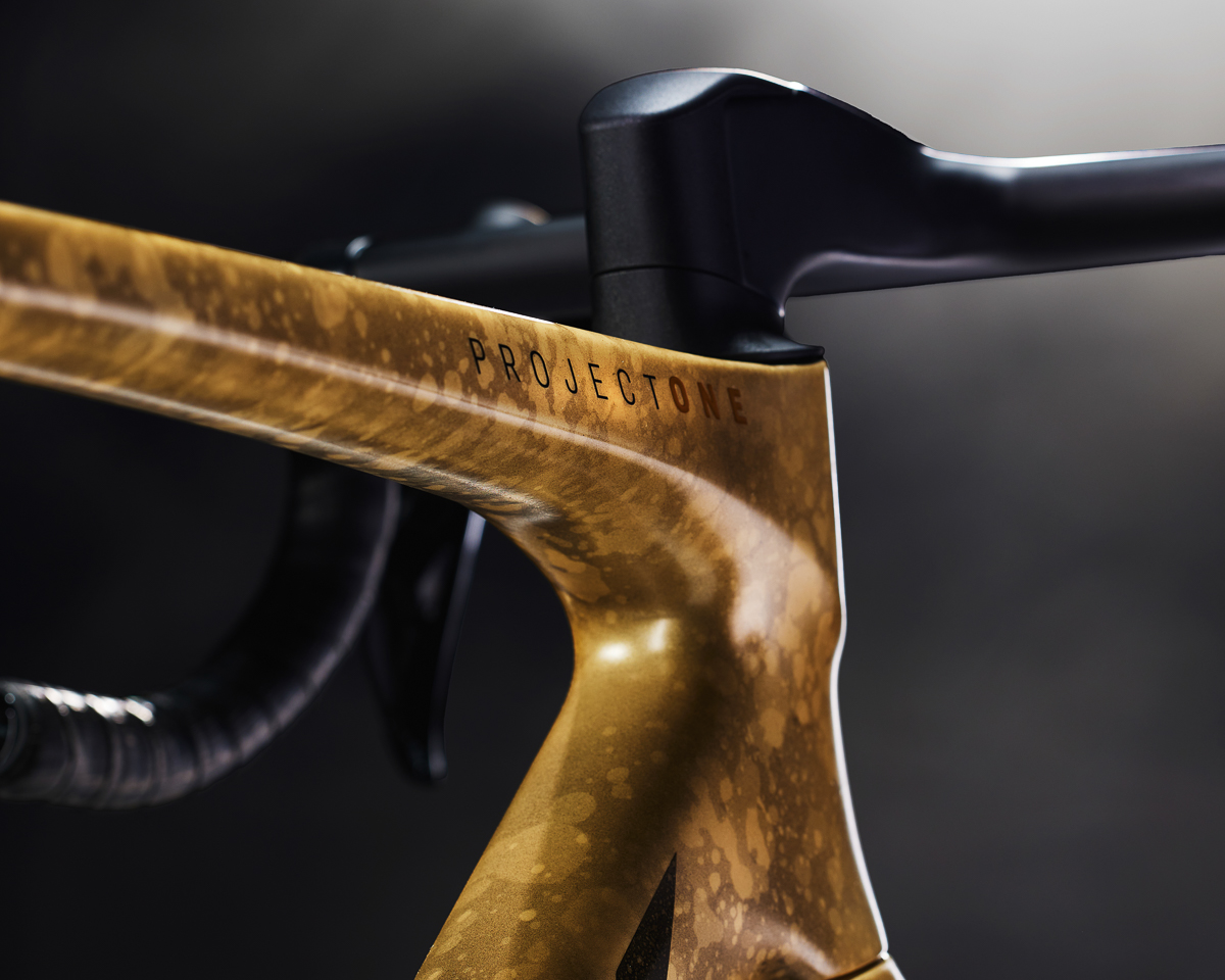 2024-03-27_Madone8_P1_ICON_Gold_CU_P1_TT_1_02.jpg