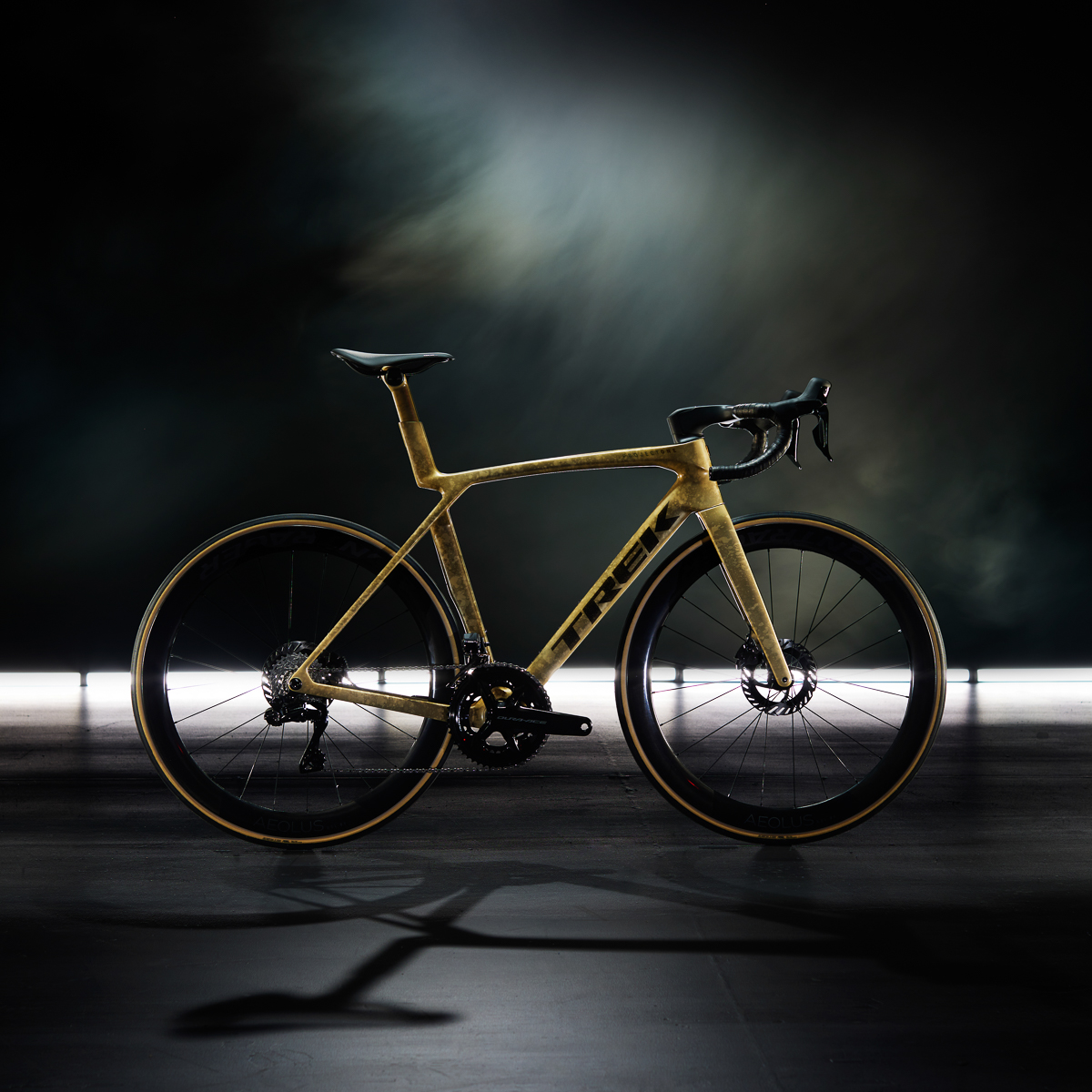 2024-03-27_Madone8_P1_ICON_Gold_profile_02 copy.jpg