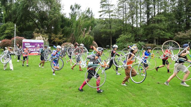 ​首届古典自行车骑游 中国钢架车发烧友不一样的豪车盛宴