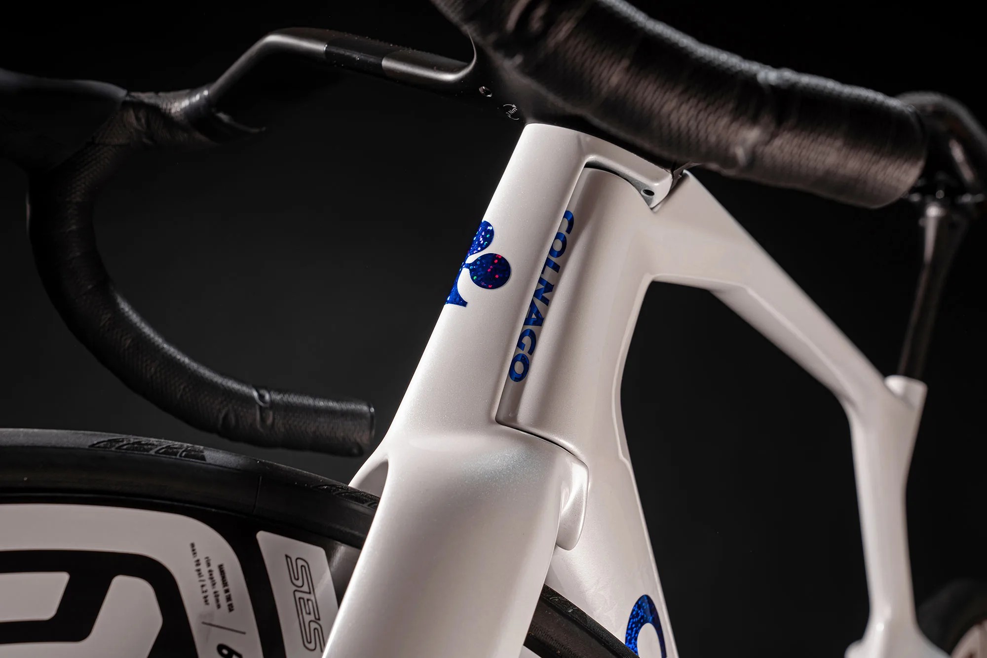 2025-Colnago-Y1Rs-innovative-aero-road-race-bike_bayonet-fork-jpg.jpg