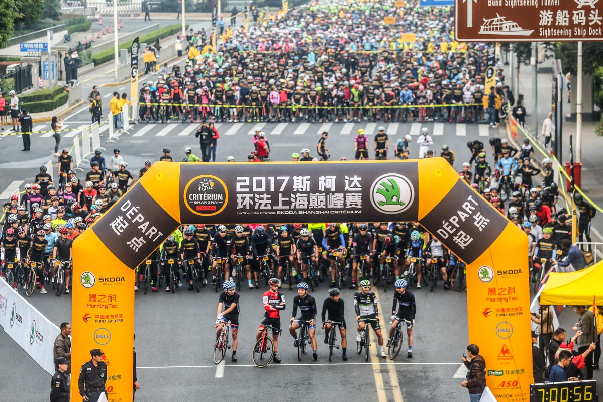2017斯柯达环法上海巅峰赛挑战赛在上海地标东方明珠鸣枪开赛.jpg